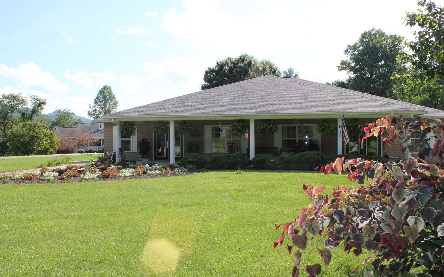 56 W Vineyard Ln, Hayesville, NC 28904